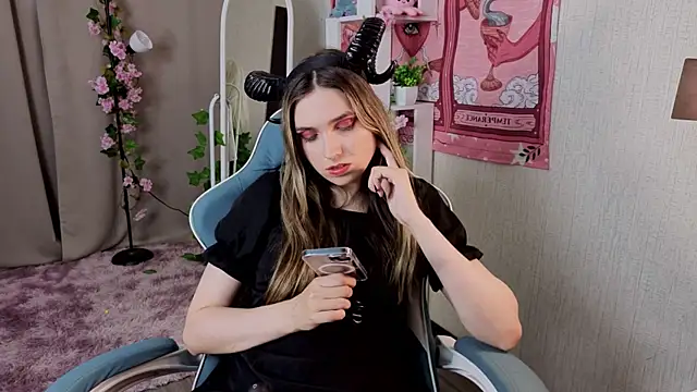 Snapshot of NocturneHuntress chatting on June 25, 2026, 7:57 am NocturneHuntress online show from June 25, 2026, 7:57 am