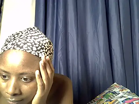 Snapshot of youngdvia chatting on June 4, 2026, 8:13 pm youngdvia online show from June 4, 2026, 8:13 pm