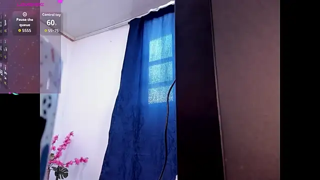 Snapshot of Nikkibounce chatting on June 19, 2026, 3:51 pm Nikkibounce online show from June 19, 2026, 3:51 pm