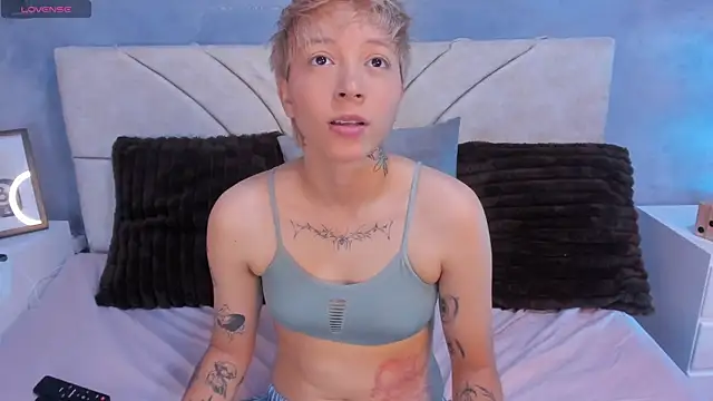 Snapshot of vane_grey chatting on July 12, 2026, 5:47 pm vane grey online show from July 12, 2026, 5:47 pm
