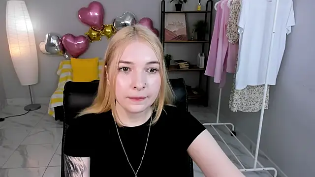 Snapshot of Tracy_Thompson chatting on May 22, 2026, 11:30 am Tracy Thompson online show from May 22, 2026, 11:30 am