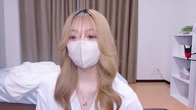 Snapshot of Riona_H chatting on May 26, 2026, 3:37 am Riona H online show from May 26, 2026, 3:37 am