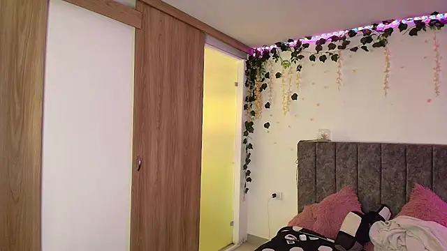 Snapshot of andraa_rossee chatting on June 3, 2026, 8:35 pm andraa rossee online show from June 3, 2026, 8:35 pm