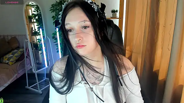 Snapshot of Emma-Blissa chatting on July 5, 2026, 8:21 am Emma-Blissa online show from July 5, 2026, 8:21 am
