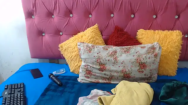 PEACHESX25x online show from July 6, 2026, 4:31 pm