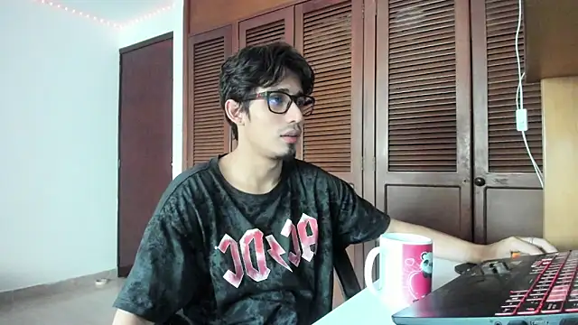 Snapshot of SrIncognito666 chatting on June 18, 2026, 11:04 am SrIncognito666 online show from June 18, 2026, 11:04 am