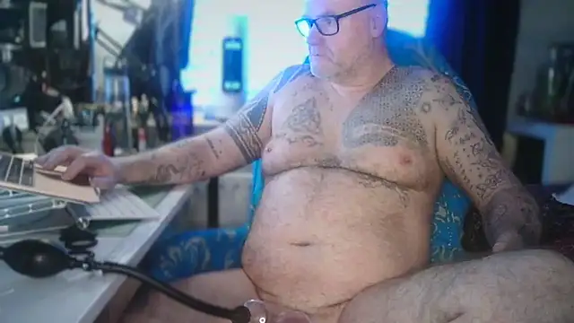 Snapshot of Tattooed_Dilf_01 chatting on May 31, 2026, 8:20 pm Tattooed Dilf 01 online show from May 31, 2026, 8:20 pm