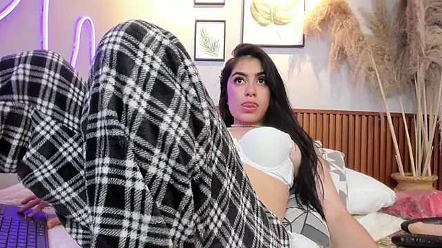 Snapshot of CARLA_FERRERM chatting on June 6, 2026, 7:57 am CARLA FERRERM online show from June 6, 2026, 7:57 am