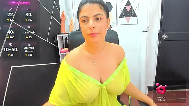Snapshot of Liz_Levo chatting on October 6, 2025, 1:23 pm Liz Levo online show from October 6, 2025, 1:23 pm