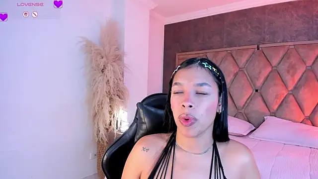 Snapshot of ThaliaHall_1 chatting on June 10, 2026, 11:55 am ThaliaHall 1 online show from June 10, 2026, 11:55 am