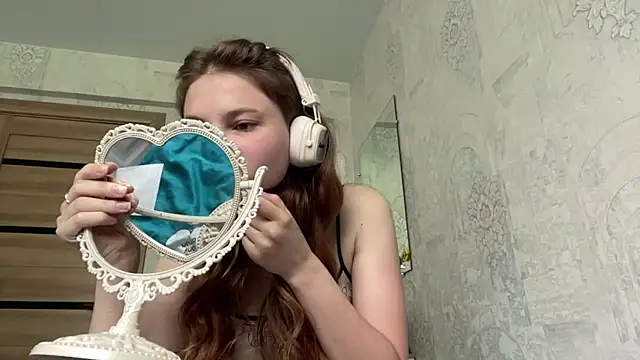 Snapshot of HeIen_cute chatting on June 13, 2026, 5:27 am HeIen cute online show from June 13, 2026, 5:27 am