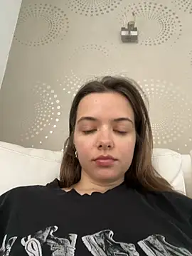 AGirlFromNarnia online show from June 26, 2026, 10:43 am