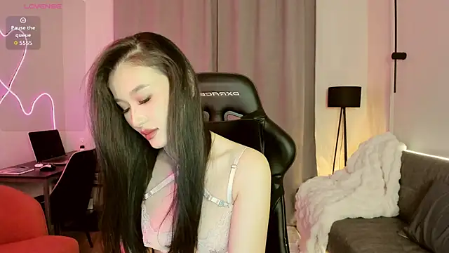 Snapshot of lilly_mighty chatting on July 7, 2026, 5:49 pm lilly mighty online show from July 7, 2026, 5:49 pm