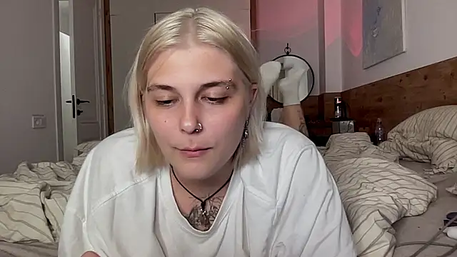 Snapshot of Ella_Bloom chatting on July 15, 2026, 6:48 pm Ella Bloom online show from July 15, 2026, 6:48 pm