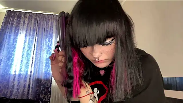 Snapshot of HolyCute chatting on May 31, 2026, 12:33 pm HolyCute online show from May 31, 2026, 12:33 pm