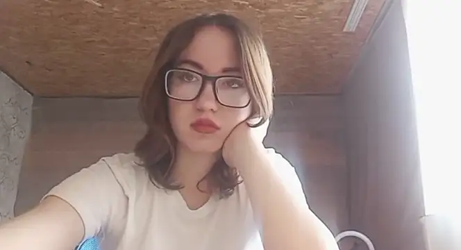 Snapshot of OliviaMoment chatting on June 1, 2026, 9:42 am OliviaMoment online show from June 1, 2026, 9:42 am