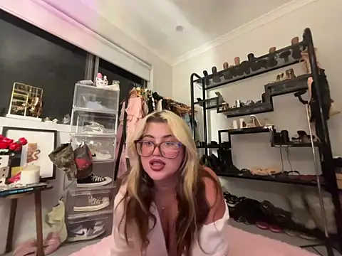 Snapshot of luckygigi chatting on June 1, 2026, 1:22 pm luckygigi online show from June 1, 2026, 1:22 pm