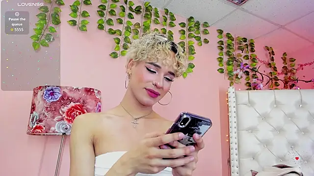 Snapshot of valentinee_xo chatting on July 8, 2026, 8:04 am valentinee xo online show from July 8, 2026, 8:04 am