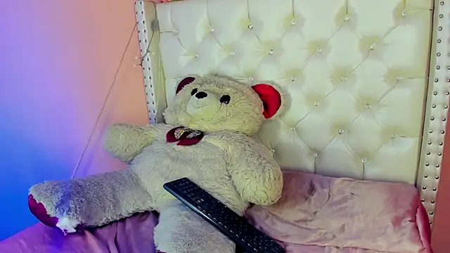 Snapshot of valentinee_xo chatting on June 19, 2026, 5:02 am valentinee xo online show from June 19, 2026, 5:02 am