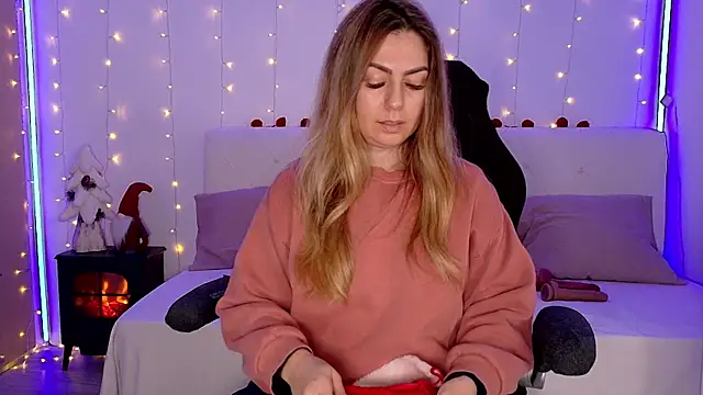 LindaWhite  online show from December 15, 2025, 5:08 pm