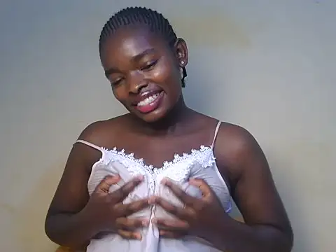 Snapshot of Emmerline_ chatting on June 18, 2026, 9:14 am Emmerline online show from June 18, 2026, 9:14 am
