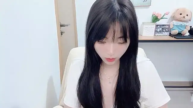 Snapshot of Louise-3 chatting on July 3, 2026, 10:11 am Louise-3 online show from July 3, 2026, 10:11 am