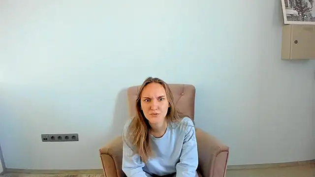 JenevaLitalien online show from May 31, 2026, 8:09 am