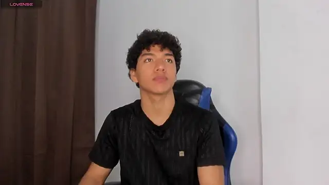 Snapshot of Maximiliano_Young chatting on June 4, 2026, 12:43 pm Maximiliano Young online show from June 4, 2026, 12:43 pm
