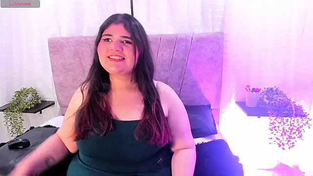 Snapshot of Emilie_Jones chatting on June 9, 2026, 7:48 pm Emilie Jones online show from June 9, 2026, 7:48 pm