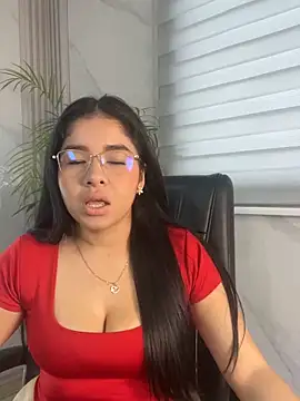 ValentinaLuciana online show from June 16, 2026, 1:33 pm