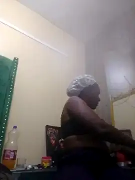 Snapshot of Creamymom4 chatting on June 6, 2026, 7:30 pm Creamymom4 online show from June 6, 2026, 7:30 pm
