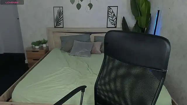 Snapshot of Violeta_Paul chatting on June 8, 2026, 1:28 am Violeta Paul online show from June 8, 2026, 1:28 am
