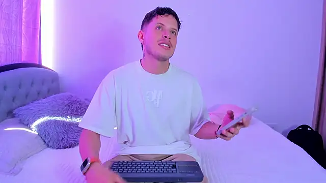 Snapshot of johnycooper08 chatting on June 11, 2026, 2:14 pm johnycooper08 online show from June 11, 2026, 2:14 pm