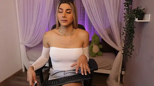 Snapshot of Martinaa_Rose chatting on July 13, 2026, 12:37 pm Martinaa Rose online show from July 13, 2026, 12:37 pm