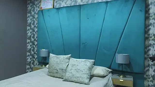 Snapshot of julimonroe_ chatting on July 16, 2026, 3:25 am julimonroe online show from July 16, 2026, 3:25 am