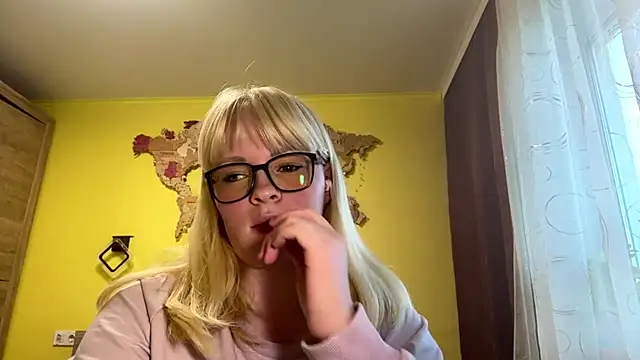 Snapshot of LeslyKelly chatting on June 3, 2026, 4:12 pm LeslyKelly online show from June 3, 2026, 4:12 pm