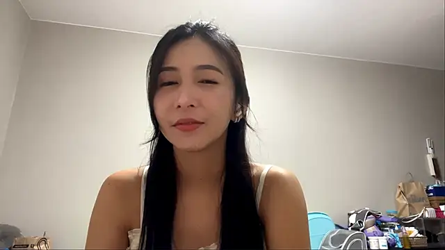 JulianaLusardi online show from June 5, 2026, 5:01 am