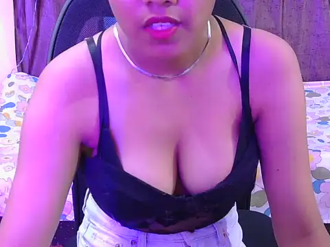 hot-ayra online show from June 21, 2026, 4:40 am