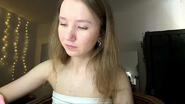 Snapshot of smalllisa chatting on June 18, 2026, 6:13 pm smalllisa online show from June 18, 2026, 6:13 pm