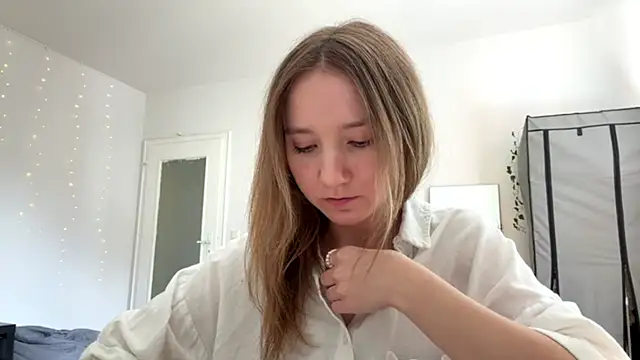 Snapshot of smalllisa chatting on June 10, 2026, 2:18 pm smalllisa online show from June 10, 2026, 2:18 pm