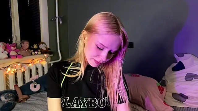 Snapshot of sexy_cute18 chatting on August 4, 2026, 7:29 pm sexy cute18 online show from August 4, 2026, 7:29 pm