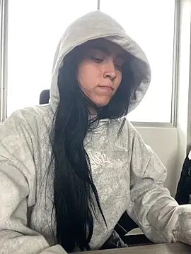 Sara fernandez- online show from June 5, 2026, 1:28 pm