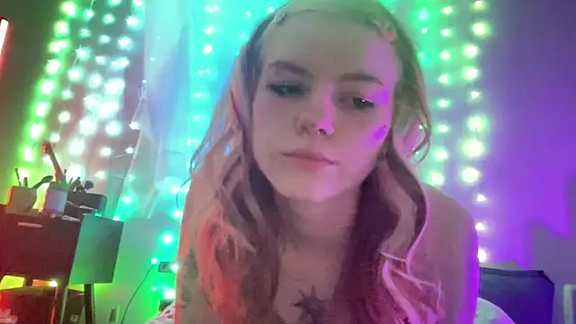 roxxinefox online show from June 12, 2026, 8:34 am