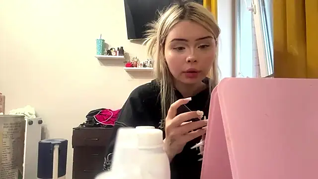 moonluv33 online show from June 23, 2026, 1:20 pm