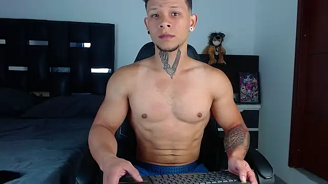 Snapshot of Erosscott_ chatting on July 4, 2026, 10:36 pm Erosscott online show from July 4, 2026, 10:36 pm