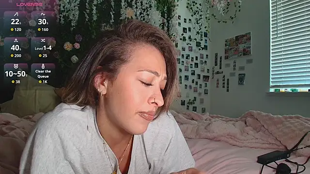 Snapshot of LyraCovee chatting on July 6, 2026, 12:17 am LyraCovee online show from July 6, 2026, 12:17 am
