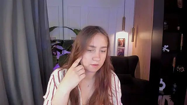 Snapshot of polly_bloomm chatting on July 15, 2026, 5:14 am polly bloomm online show from July 15, 2026, 5:14 am