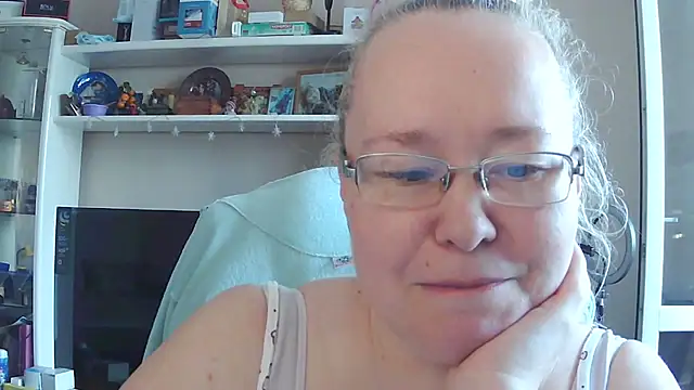 Snapshot of Viola27 chatting on July 5, 2026, 8:10 am Viola27 online show from July 5, 2026, 8:10 am