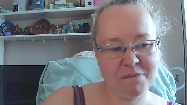 Snapshot of Viola27 chatting on July 21, 2026, 7:10 am Viola27 online show from July 21, 2026, 7:10 am