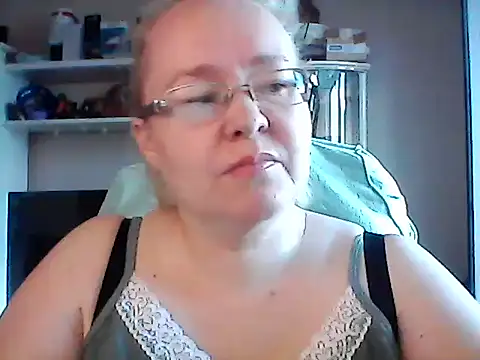 Snapshot of Viola27 chatting on June 19, 2026, 12:11 pm Viola27 online show from June 19, 2026, 12:11 pm